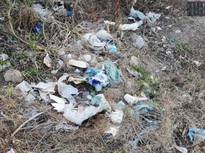 Troviamo qui questo �eroe delle strade dimenticate�, tra bottiglie, lattine, cibo in scatola, plastica, fazzoletti, cerchioni e coperte che accompagnano tutto il tracciato della lingua d�asfalto